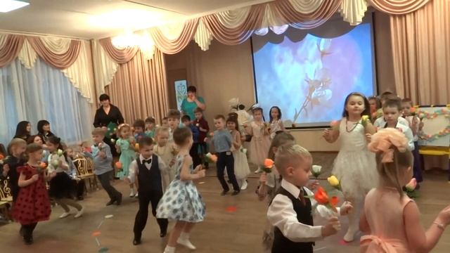 ПОЗДРАВЛЯЕМ МАМОЧКУ. Автор Л. Некрасова /Вход на праздник, старшая группа смотреть онлайн