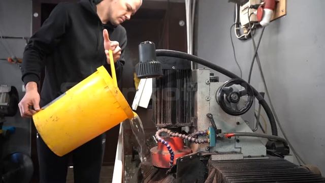 Станок для заточки плоских ножей с магнитной плитой MF257B в работе