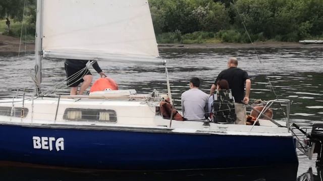 Четвертьтонник яхта Вега первый выход после спуска на воду смотреть онлайн