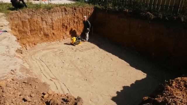 Утрамбовка виброплитой песчаной подготовки под чашу бетонного бассейна