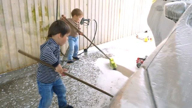 Невероятная автомойка с очаровательным Кешей от специалистов Лёвы и Дани - ролик