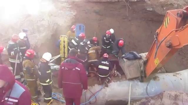 Рабочий провалился под грунт на МКАД смотреть онлайн