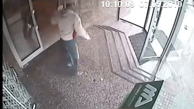 В дверь :D смотреть онлайн