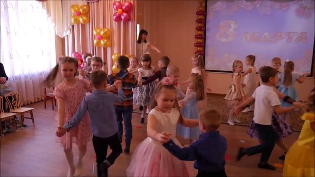 Вход на праздник в старшей группе / "Мы дочки и сыночки" муз. Н.Горошков, сл. И. Ларионова./ смотреть онлайн