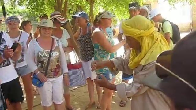 Поездка в Тунис. Гид пугает скорпионом... смотреть онлайн