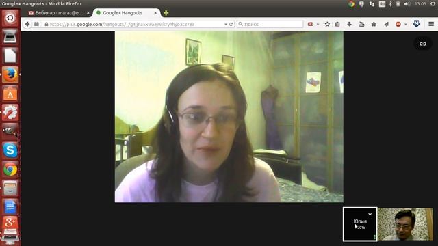 Директор салона навязывает вечерний кейс молодой женщине