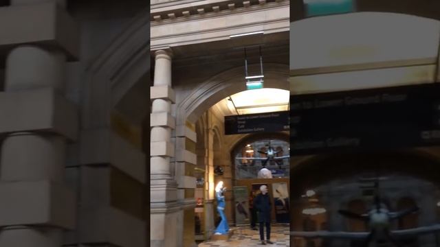 Краткое знакомство с холлом Художественной галереи Келвингроув, Глазго, Шотландия смотреть онлайн