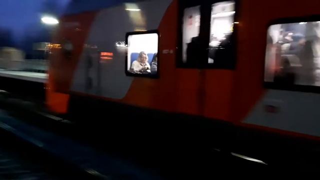 Приезд электропоезда высокоскоростного ЭС2Г-019 "Ласточка". Сосновая поляна. смотреть онлайн