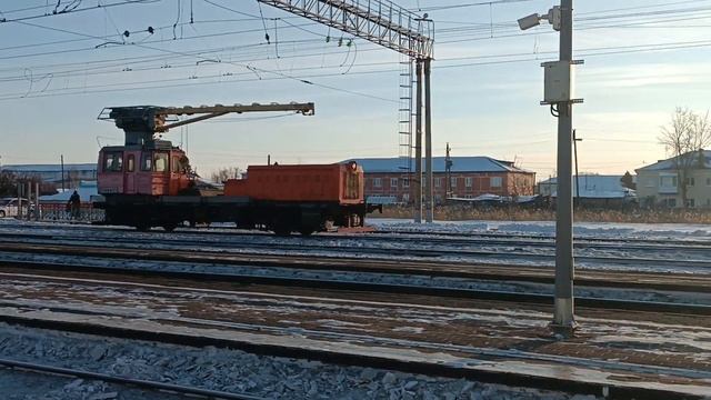 МПТ-4-235 Останавливается на станции. смотреть онлайн