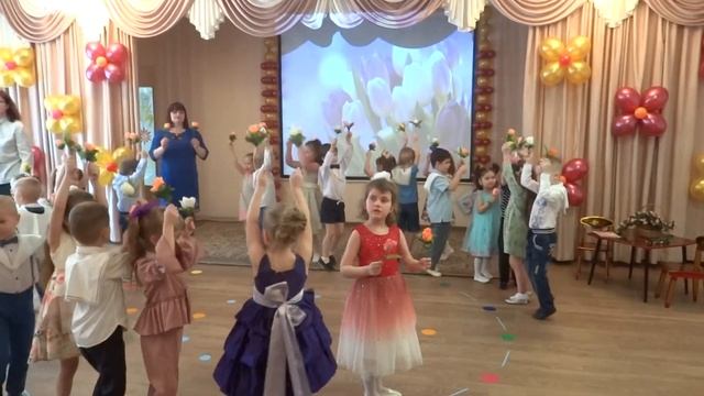 Весенний хоровод авт. Л.Хисматуллина / вход на праздник в средней группе смотреть онлайн