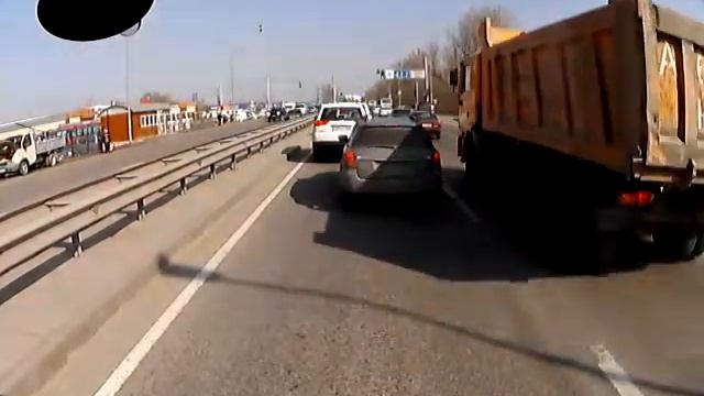 Алматы. Знаки противоречат разметке Можно тут повернуть налево 20150227 1140 смотреть онлайн