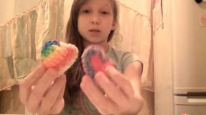 Показываю фигурки из резинок