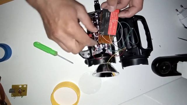 Как сделать батарейный фонарик С Аккумулятор и зарядить его смотреть онлайн