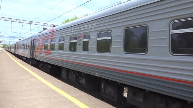 Электровоз ЭП1М-534 с пассажирским поездом