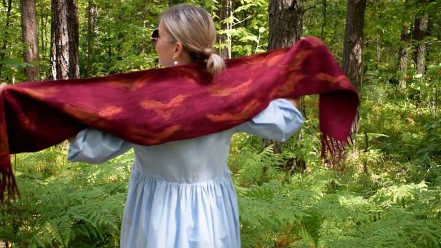 Вишневый шарф из шерсти и шелка с валяной бахромой смотреть онлайн