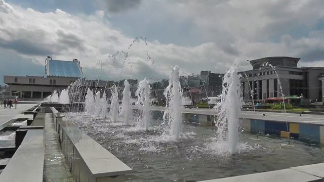 27.06.2016 Фонтаны у театра Камала 04757 смотреть онлайн