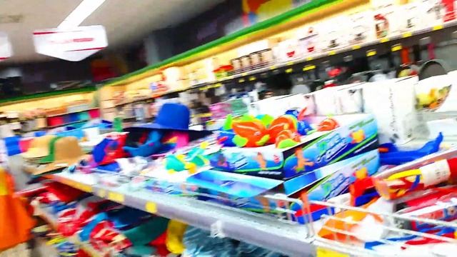 Влог смотрем игрушки для моря. Устроили футбол в супермаркете / Video For Kids - Видео для детей