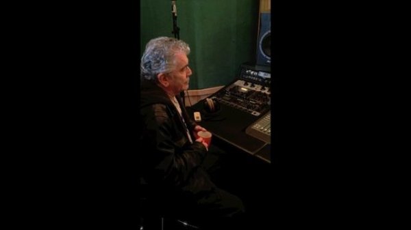 Dan McCafferty слушает песню "Hey Dan" Pushking Community