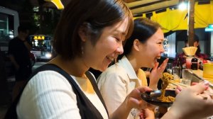 Always BUSY Japanese Food Stall Yatai Foreigner Friendly! Всегда оживленный киоск японской еды Yatai