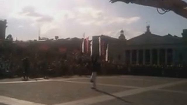 Танец человека с экскаватором смотреть онлайн