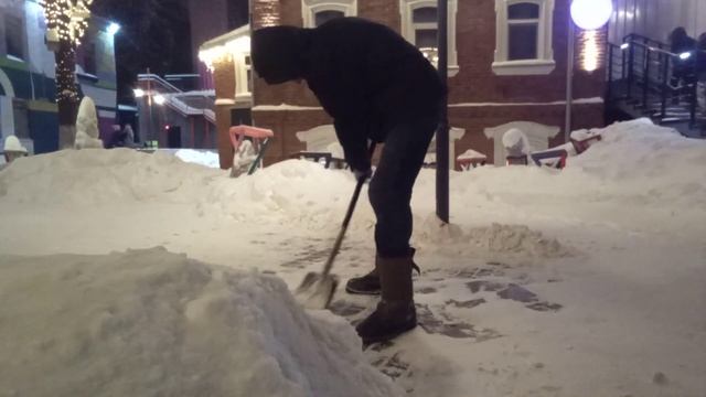 я работал в центре города уфа на морозе в- 30 #россия #russia.я тот дворник в центре арт квадрат.: смотреть онлайн