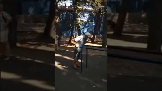 Тренировка на турнике/Training On The Horizontal Bar/Дедушке 83 и дедушка может!)