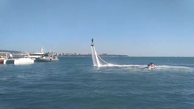 FlyBoard Baltic, полет маленького мальчика на Flyboard смотреть онлайн