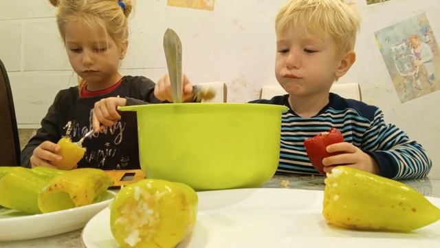 Голубцы и перец готовят дети . Карина в роли оператора смотреть онлайн