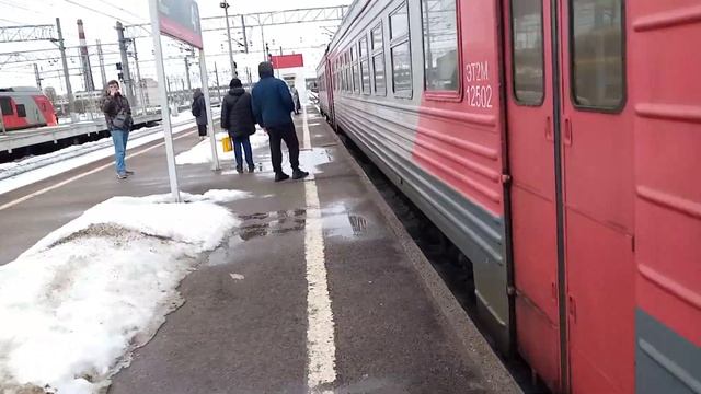 Электропоезд эт2м-125 Сообщением Шапки Санкт-Петербург Прибывает на станции Тосно смотреть онлайн