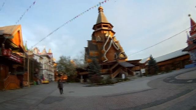 Измайловский кремль стоит посетить.