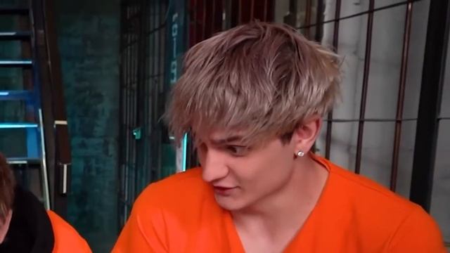 Егорик пробует еду которую заключоные ели  последний раз в своей жизни