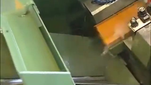 Резьбонакатный автомат с конвейером для удаления металлической стружки. смотреть онлайн