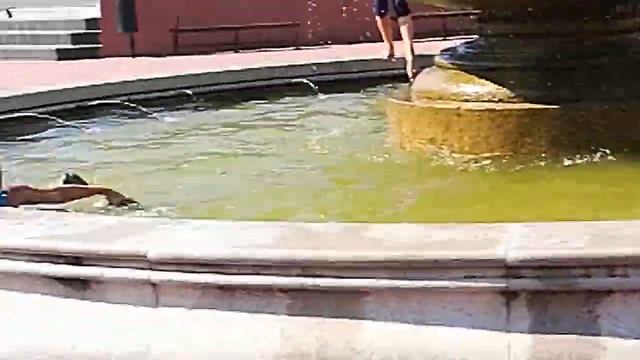 Мы купались с сестрой в фантане смотреть онлайн