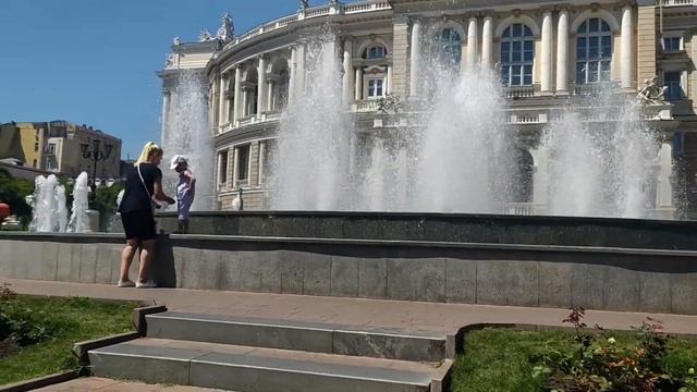 Фонтан у Оперного (Одесса) смотреть онлайн