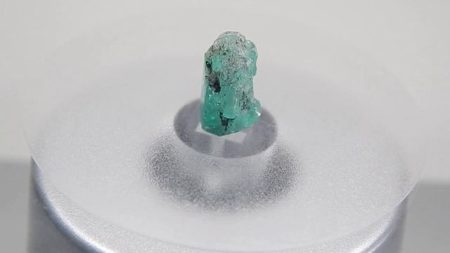 1.07 Cts UNTREATED ROUGH EMERALD APPLE GREEN COLOR 1.83x 4.86mm/ 2045/S98/3/KR/ смотреть онлайн