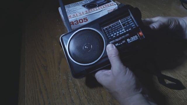 Let's look at the Tecsun R305 radio. смотреть онлайн