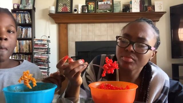NEW Cheetos MAC 'N CHEESE NOODLES Flamin' Hot and Jalapeño Mukbang смотреть онлайн
