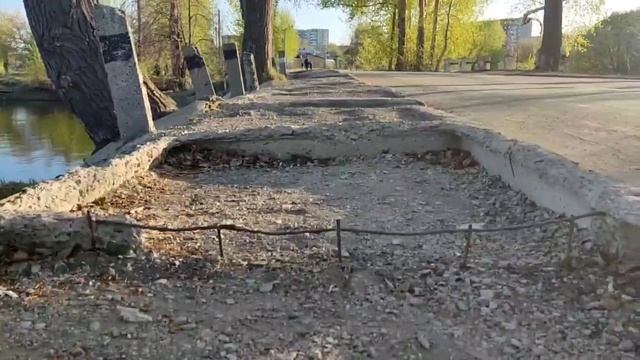 На пешеходной дорожке, выложенной бетонными плитами, торчит арматура в Ревде смотреть онлайн
