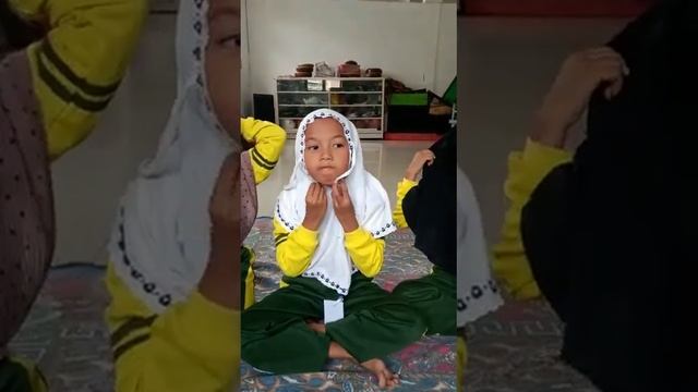 mbak rere lagi belajar mengikat tali kerudung bersama teman teman смотреть онлайн
