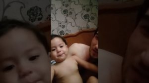 ребёнка бьёт папа