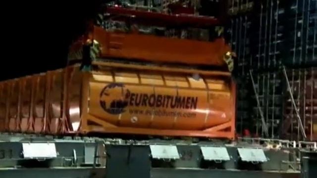 Евробитум: отгрузка битумных танк-контейнеров в портовом терминале.