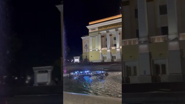 Фонтаны возле Оперного театра. Любимый город Алматы. Жаркий сентябрь 2022. Kazakstan. Almaty.