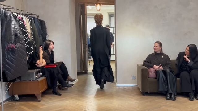 Стильные образы женщин, ценящих красоту и комфорт Показ осенней коллекции Лили Киселенко Тренды 2025 смотреть онлайн