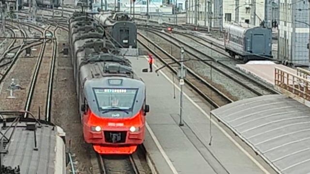 Электропоезд ЭП2Д-0088 прибывает на станцию Новосибирск-Главный смотреть онлайн