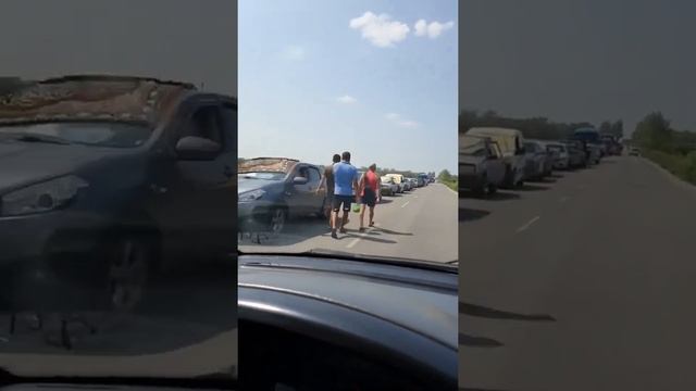 Энергодар Пробки выезд с города. из-за ударов рядом с Запорожская АЭС смотреть онлайн