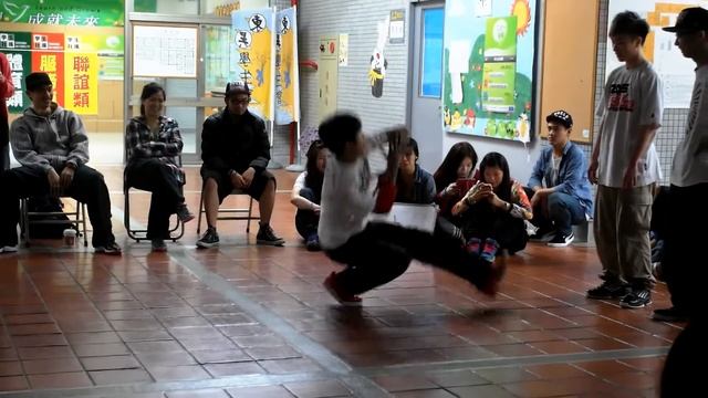 20130328東吳熱舞社內盃13th（下）：李昕紘&紀儒 VS 小強&何鈞傑 смотреть онлайн