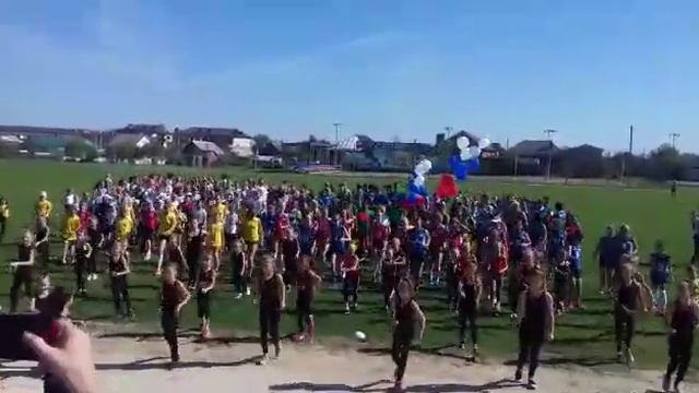 Мы танцуем на открытые двери смотреть онлайн