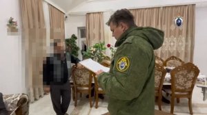 На видео задержание 58-летнего цыгана, который вчера вечером стрелял из дома во время массовых во...