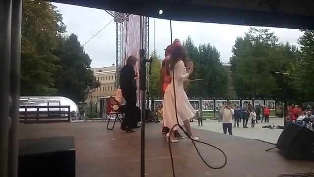 Часть выступления театра Мост в саду Эрмитаж 11 сентября 2016 смотреть онлайн