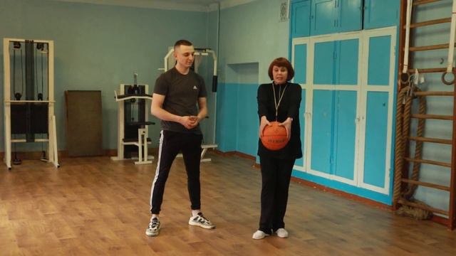 Спортивні ігри. Баскетбол. Стійки баскетболиста, прийом-передача м'яча.